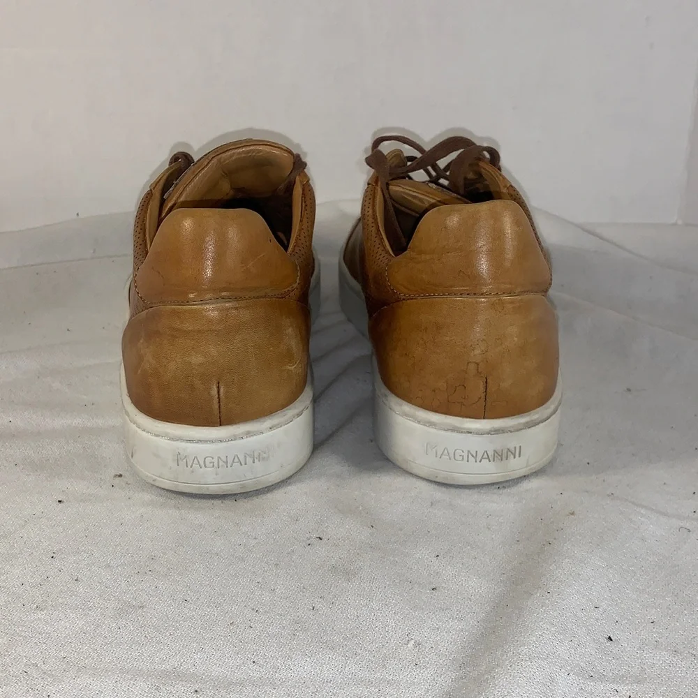 Magnanni Mens Brown Leather Low-Top Sneakers with White Sole